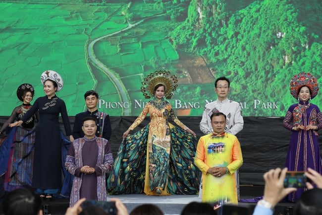 ស្ត្រីរាប់រយនាក់នៅរដ្ឋធានីសម្តែងនៅ Ao Dai៖ មរតក Ao Dai រះ - រូបថត ២. Hàng trăm phụ nữ Thủ đô đồng diễn Áo dài: Di sản Áo dài tỏa sáng - Ảnh 2.