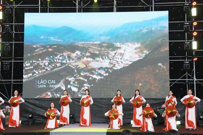 ស្ត្រីរាប់រយនាក់នៅរដ្ឋធានីសម្តែងនៅ Ao Dai៖ មរតក Ao Dai រះ - រូបថត ៣. Hàng trăm phụ nữ Thủ đô đồng diễn Áo dài: Di sản Áo dài tỏa sáng - Ảnh 3.