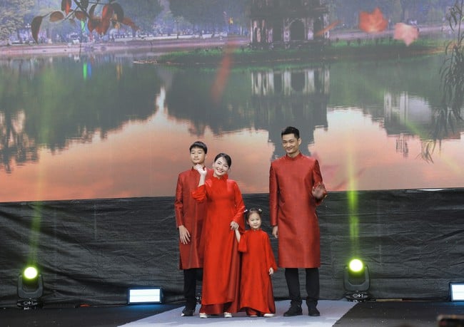 ស្ត្រីរាប់រយនាក់នៅរដ្ឋធានីសម្តែងនៅ Ao Dai៖ មរតក Ao Dai ចាំងពន្លឺ - រូបថត ៥. Hàng trăm phụ nữ Thủ đô đồng diễn Áo dài: Di sản Áo dài tỏa sáng - Ảnh 5.