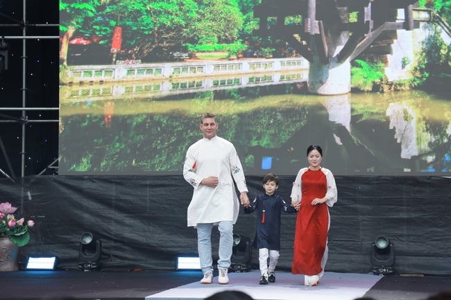 ស្ត្រីរាប់រយនាក់នៅរដ្ឋធានីសម្តែងនៅ Ao Dai៖ មរតក Ao Dai ចាំងពន្លឺ - រូបថត ៦. Hàng trăm phụ nữ Thủ đô đồng diễn Áo dài: Di sản Áo dài tỏa sáng - Ảnh 6.