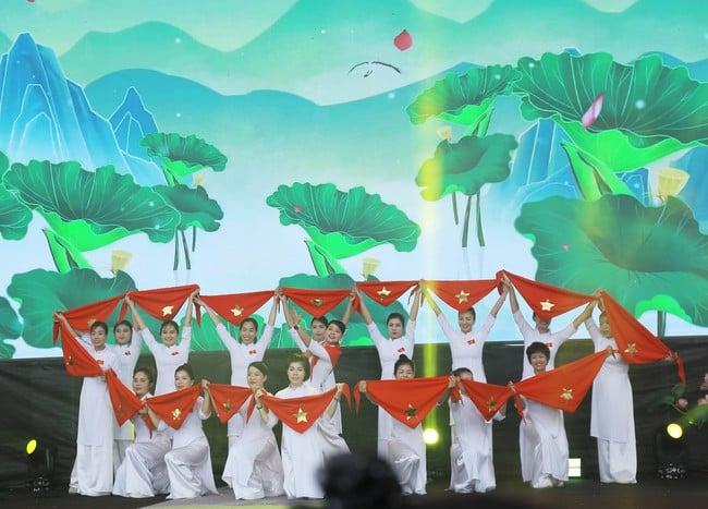 ស្ត្រីរាប់រយនាក់នៅរដ្ឋធានីសម្តែងនៅ Ao Dai៖ មរតក Ao Dai ចាំងពន្លឺ - រូបថត ៧. Hàng trăm phụ nữ Thủ đô đồng diễn Áo dài: Di sản Áo dài tỏa sáng - Ảnh 7.