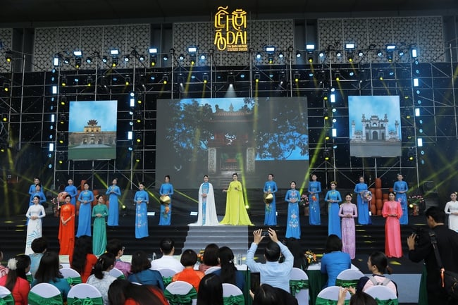 ស្ត្រីរាប់រយនាក់នៅរដ្ឋធានីសម្តែងនៅ Ao Dai៖ មរតក Ao Dai ចាំងពន្លឺ - រូបថត ៨. Hàng trăm phụ nữ Thủ đô đồng diễn Áo dài: Di sản Áo dài tỏa sáng - Ảnh 8.