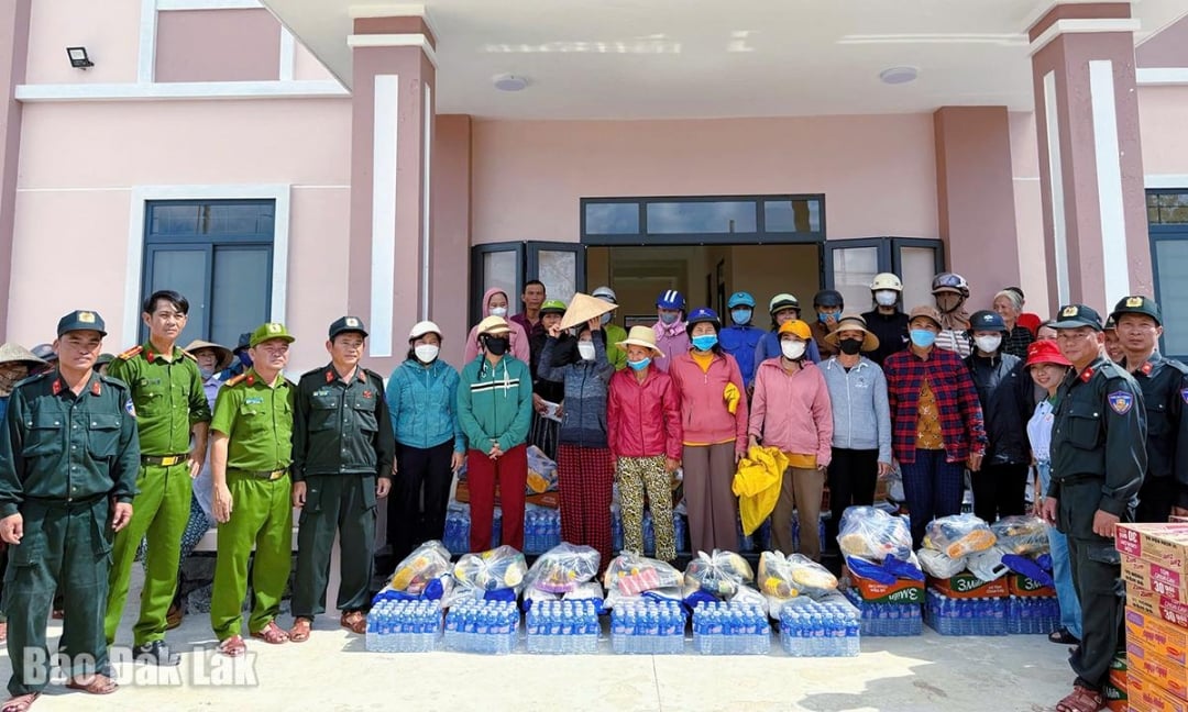 Các nhà tài trợ trao quà cho bà con phường Sông Cầu.