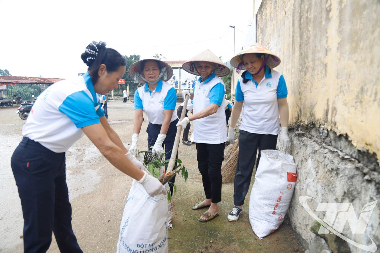 Leden van de vrouwenbond bundelden hun krachten om het milieu schoon te maken.