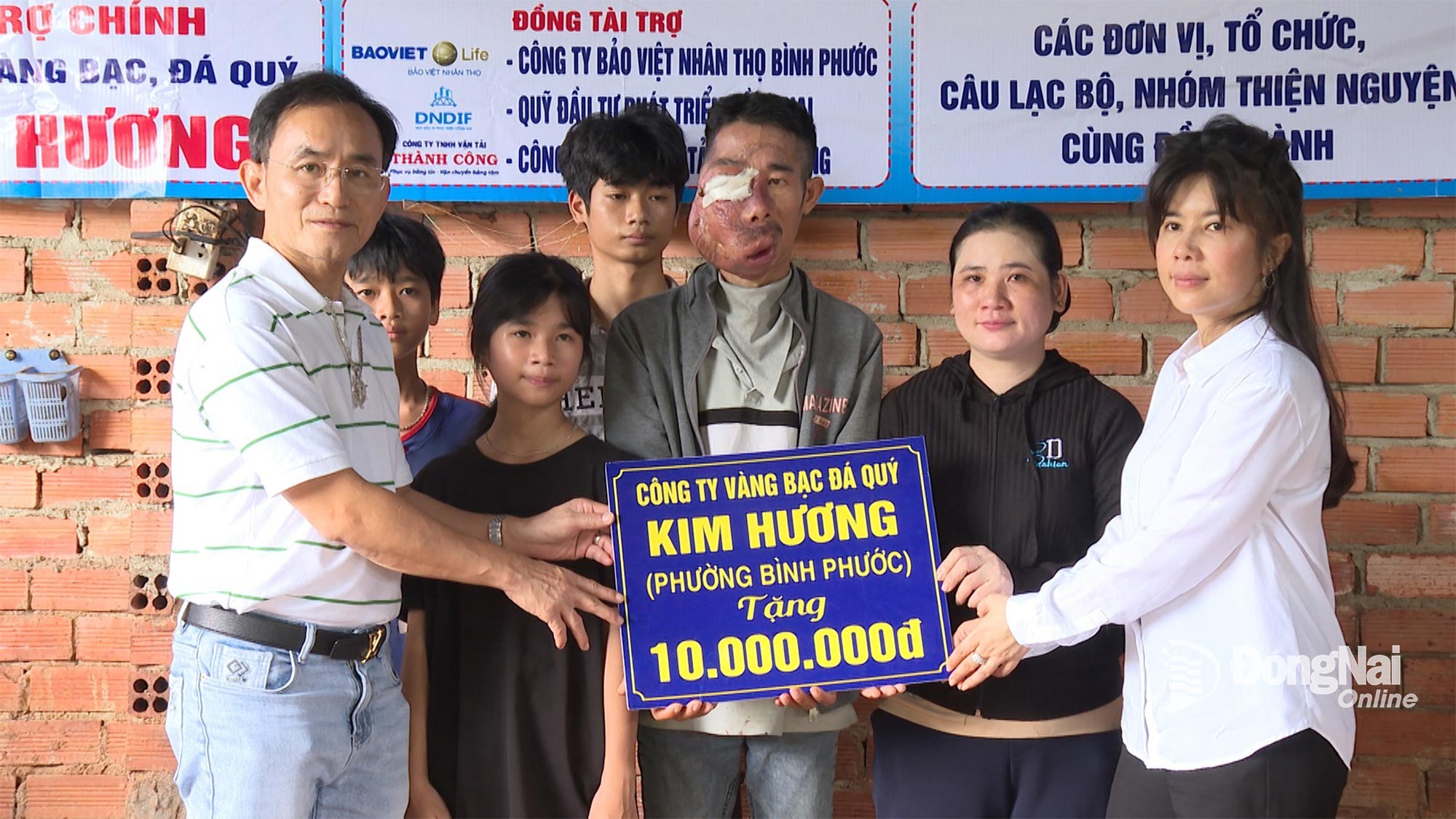 Nhà tài trợ chính - Công ty Vàng bạc đá quý Kim Hương (phường Bình Phước) trao bảng hỗ trợ 10 triệu đồng. Ảnh: Phú Quý