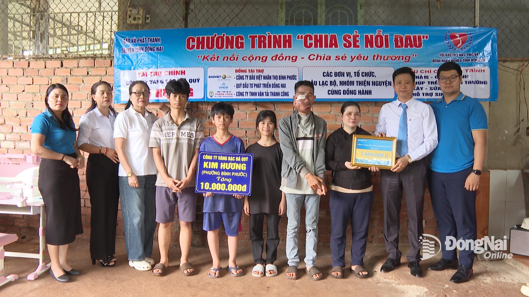 Đơn vị đồng tài trợ - Công ty Bảo Việt nhân thọ Bình Phước trao hỗ trợ 3 triệu đồng. Ảnh: Phú Quý