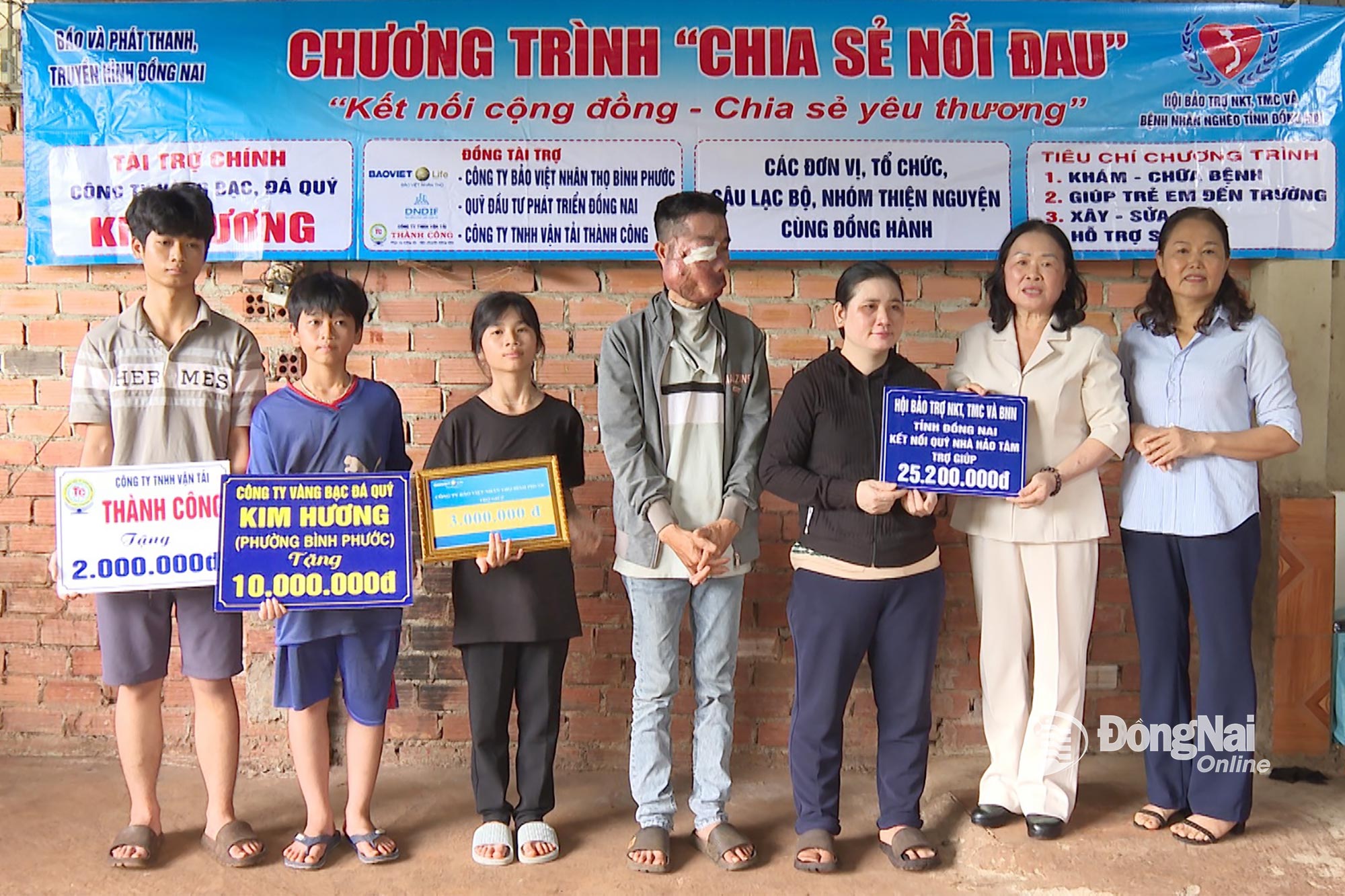 Đại diện lãnh đạo Hội Bảo trợ người khuyết tật, trẻ mồ côi và bệnh nhân nghèo tỉnh Đồng Nai trao bảng của các đơn vị đồng tài trợ. Ảnh: Phú Quý