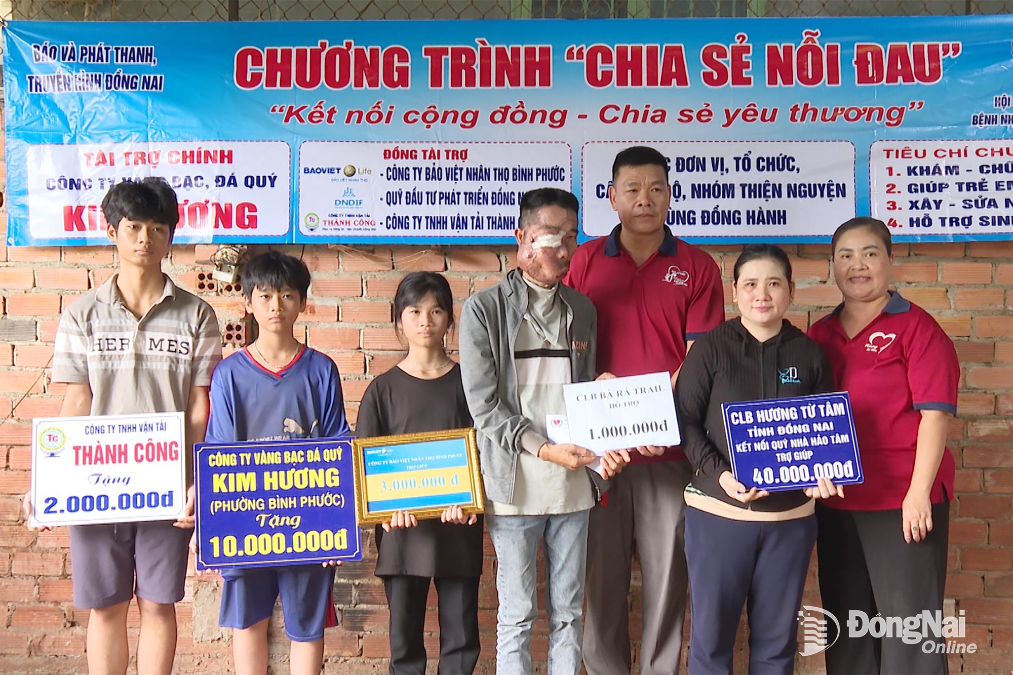 Một số hình ảnh xúc động đến từ các đơn vị đồng tài trợ, các tổ chức, cá nhân và đội, nhóm thiện nguyện trao tặng hiện vật, hiện kim cho gia đình anh Minh. Ảnh: Phú Quý