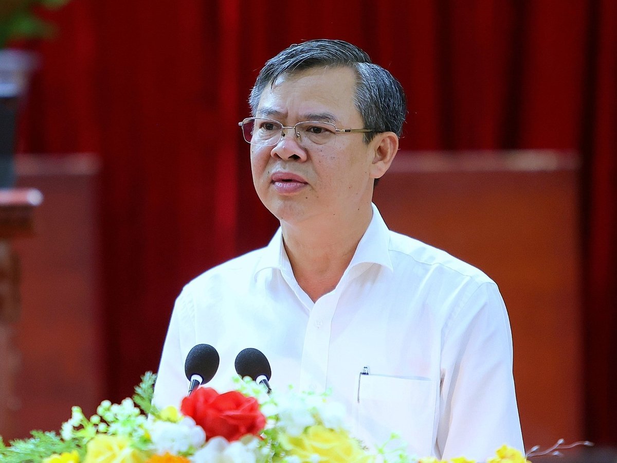 ដោយស្មារតីសាមគ្គីភាព ការបង្កើតថ្មី និងសេចក្តីប្រាថ្នាចង់ក្រោកឡើង រួមជាមួយនឹងការជួយឧបត្ថម្ភរបស់ប្រជាជន ធុរកិច្ច និងមូលដ្ឋានក្នុងតំបន់ លោក Truong Canh Tuyen ប្រធានគណៈកម្មាធិការប្រជាជនទីក្រុង Can Tho ជឿជាក់ថា 'រូបគំនូរ Can Tho ឆ្នាំ 2045' នឹងជារូបភាពនៃតំបន់ទីក្រុងអេកូឡូស៊ី - មជ្ឈមណ្ឌលកសិកម្មទំនើប - បរិស្ថានបៃតង និរន្តរភាព និងវិបុលភាព។ រូបថត៖ Kim Anh។ Với tinh thần đoàn kết, đổi mới và khát vọng vươn lên, cùng sự đồng hành của người dân, doanh nghiệp và các địa phương trong vùng, ông Trương Cảnh Tuyên – Chủ tịch UBND TP. Cần Thơ tin tưởng, 'chân dung Cần Thơ năm 2045' sẽ là hình ảnh của một đô thị sinh thái - trung tâm nông nghiệp hiện đại - môi trường xanh, bền vững và thịnh vượng. Ảnh: Kim Anh.