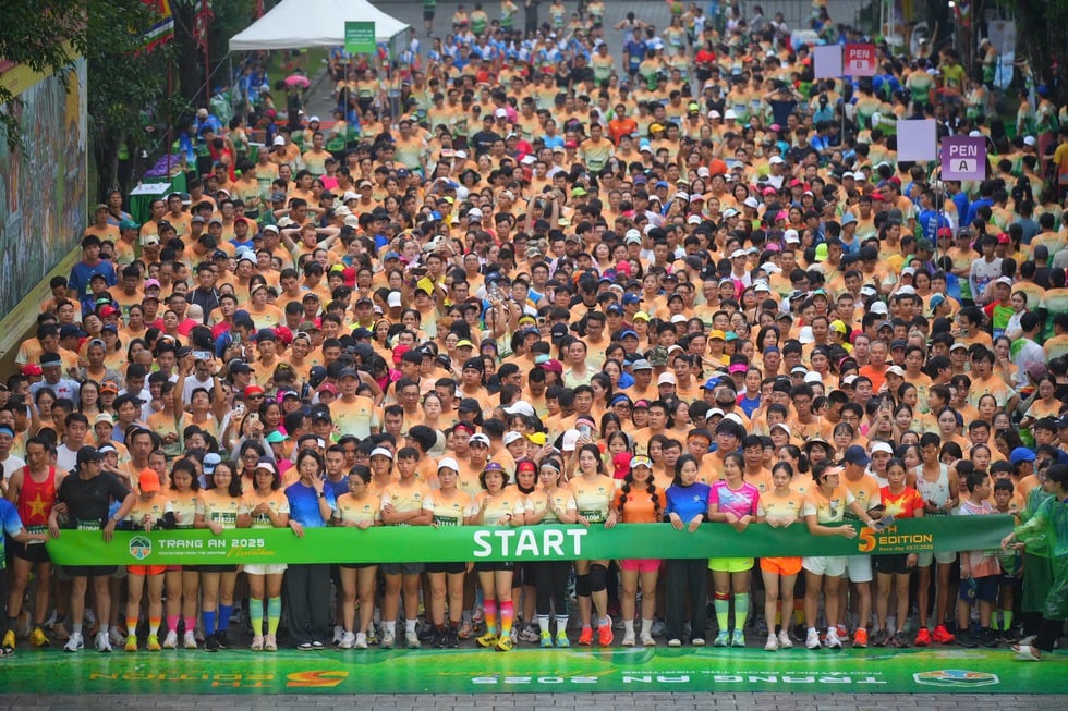 Trang An Marathon 2025 vestigt een record met meer dan 10.000 deelnemende atleten - Foto 2. Trang An Marathon 2025 lập kỷ lục hơn 10.000 VĐV tranh tài - Ảnh 2.