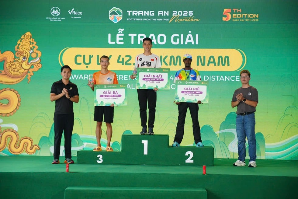 Trang An Marathon 2025 vestigt een record met meer dan 10.000 deelnemende atleten - Foto 4. Trang An Marathon 2025 lập kỷ lục hơn 10.000 VĐV tranh tài - Ảnh 4.