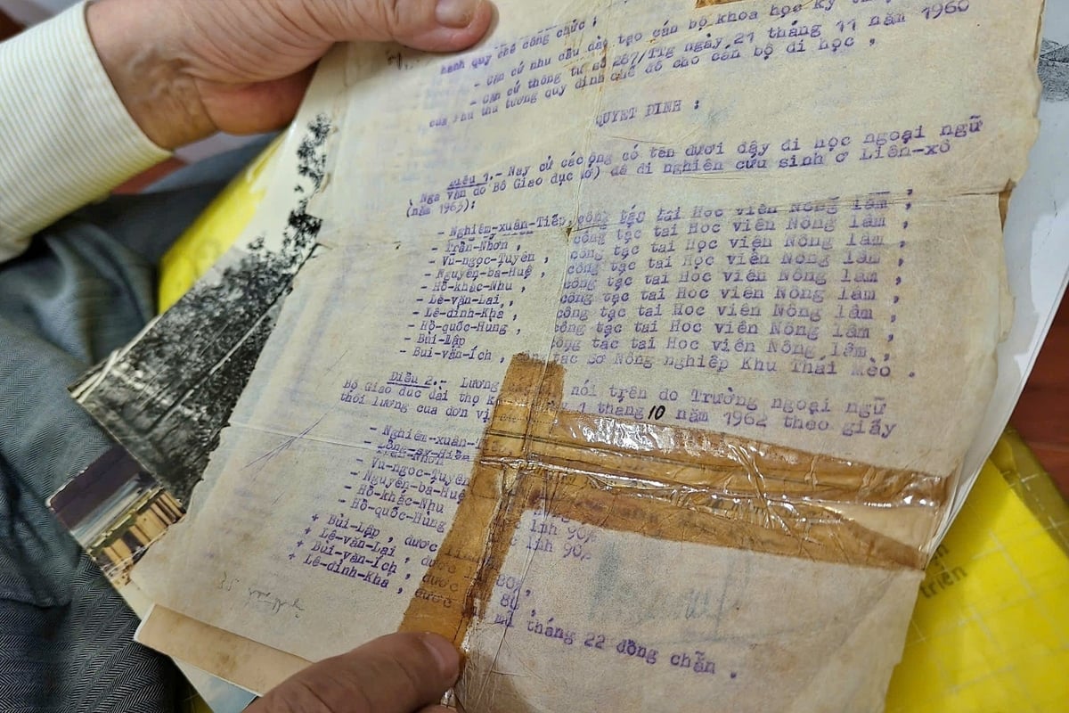 Η απόφαση για την αποστολή στη Σοβιετική Ένωση για μεταπτυχιακές σπουδές εξακολουθεί να ισχύει από τον καθηγητή Le Dinh Kha. Φωτογραφία: Bao Thang. Quyết định được cử đi nghiên cứu sinh tại Liên Xô vẫn được GS-TS Lê Đình Khả gìn giữ. Ảnh: Bảo Thắng.