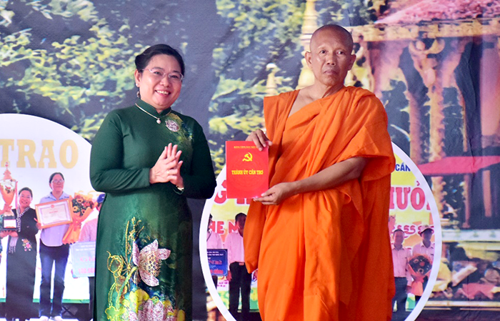 Grattis till de två Ngo-båtlagen från Bo Tum Reng Say Tum Nup-pagoden för att ha vunnit det