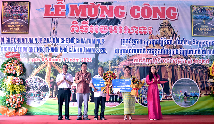 Grattis till de två Ngo-båtlagen från Bo Tum Reng Say Tum Nup-pagoden för att ha vunnit det