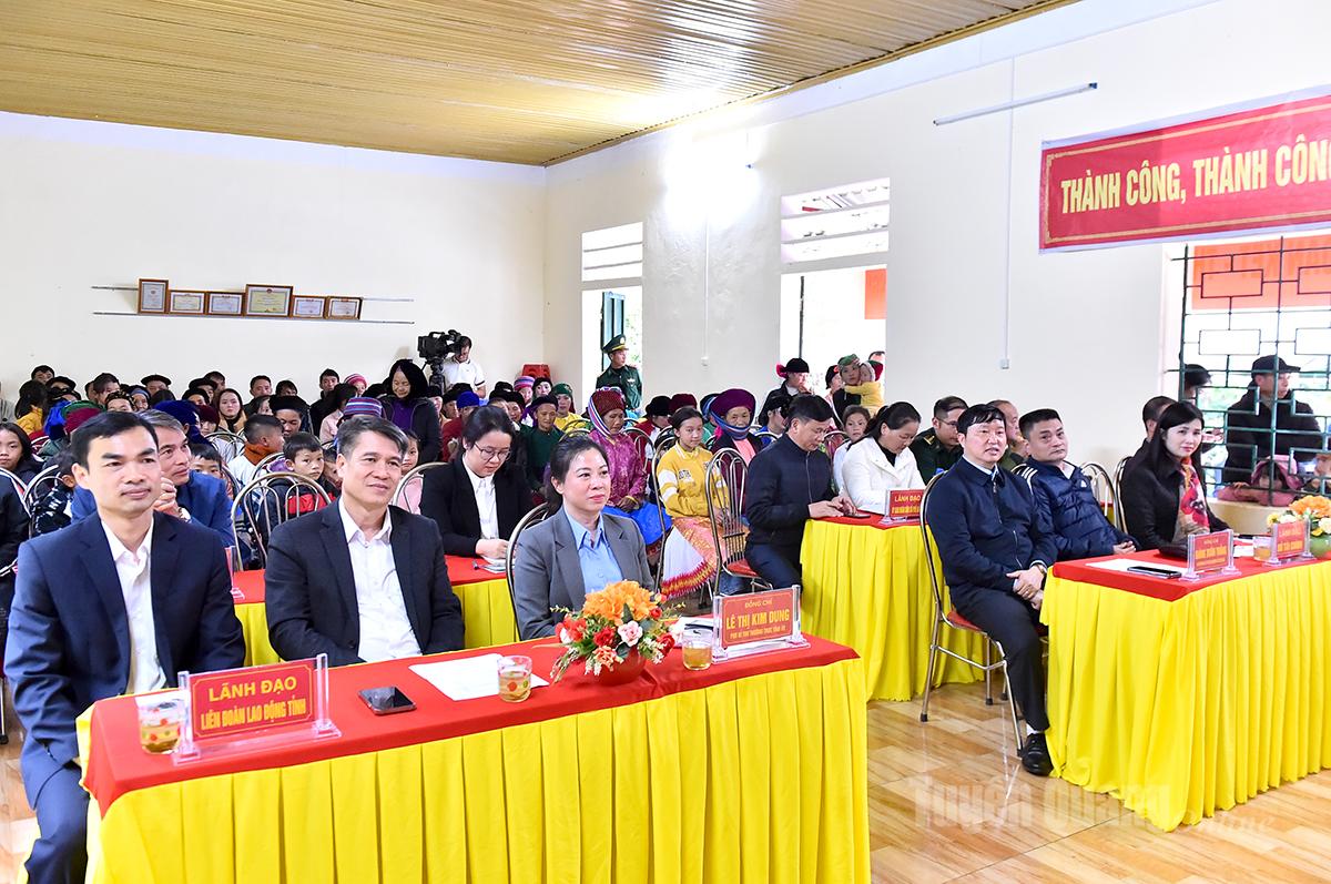 La camarade Le Thi Kim Dung, secrétaire adjointe permanente du Comité provincial du Parti, a assisté au Festival de la solidarité ethnique dans le hameau de Ta Lung, commune de Pho Bang.