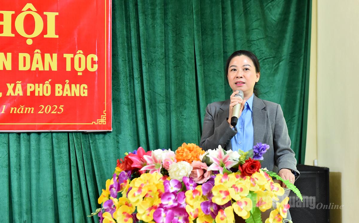 La camarade Le Thi Kim Dung, secrétaire adjointe permanente du Comité provincial du Parti, s'est adressée aux habitants du quartier résidentiel du village de Ta Lung.