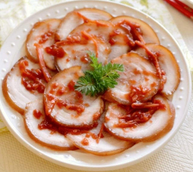 Prato delicioso para dias frios: Barriga de porco enrolada, fácil de preparar, com molho de gengibre e cana-de-açúcar refogada - Foto 2. Món ngon ngày lạnh: Thịt ba chỉ cuộn sốt gừng và kho mía dễ làm - Ảnh 2.