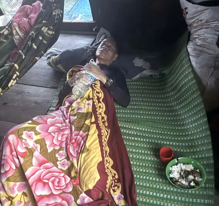 ជនរងគ្រោះត្រូវបានអ្នកនេសាទនៅខេត្ត Quang Tri ជួយសង្គ្រោះ បន្ទាប់ពីអណ្តែតទឹកក្នុងសមុទ្ររយៈពេលពីរថ្ងៃ - រូបភាព៖ ផ្តល់ដោយប្រជាជនក្នុងតំបន់