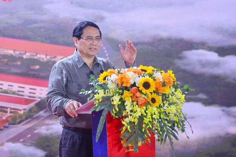 Statsminister Pham Minh Chinh taler under banebrytende seremoni. Foto: VGP. Thủ tướng Phạm Minh Chính phát biểu tại lễ khởi công. Ảnh: VGP.