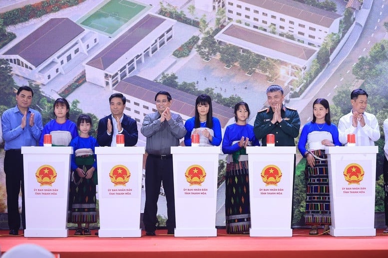 Statsminister Pham Minh Chinh og lederne i Thanh Hoa-provinsen trykket på knappen for å starte prosjektet. Foto: VGP. Thủ tướng Phạm Minh Chính cùng các lãnh đạo tỉnh Thanh Hóa nhấn nút khởi công dự án. Ảnh: VGP.