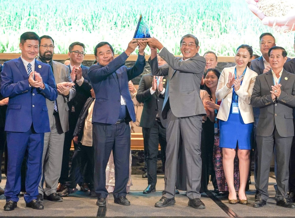 Ông Đỗ Hà Nam (trái) và AHLĐ Hồ Quang Cua (phải) - tác giả của giống lúa ST25, cùng nâng cao kỷ niệm chương dành cho gạo ngon nhất thế giới năm 2025. Ảnh: VFA. 