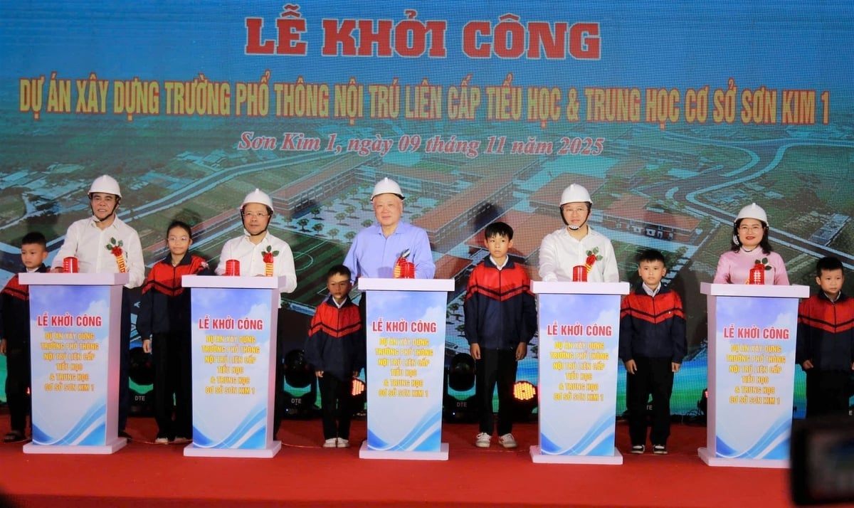 ឧបនាយករដ្ឋមន្ត្រី Nguyen Hoa Binh បានអញ្ជើញចូលរួមពិធីបើកការដ្ឋានសាងសង់សាលាបណ្ដុះបណ្ដាល Son Kim 1។ រូបថត៖ Hung Phuc។ Phó Thủ tướng Thường trực Chính phủ Nguyễn Hòa Bình dự Lễ khởi công điểm cầu Trường phổ thông nội trú liên cấp TH&THCS Sơn Kim 1. Ảnh: Hưng Phúc.