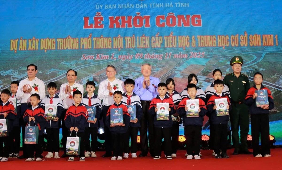 ឧបនាយករដ្ឋមន្ត្រី និងថ្នាក់ដឹកនាំខេត្ត Ha Tinh ជូនអំណោយដ៏មានអត្ថន័យដល់សិស្សានុសិស្សនៅឃុំ Son Kim 1។ រូបថត៖ Hung Phuc។ Phó Thủ tướng Chính phủ và lãnh đạo tỉnh Hà Tĩnh trao tặng những phần quà ý nghĩa cho các em học sinh trên địa bàn xã Sơn Kim 1. Ảnh: Hưng Phúc.