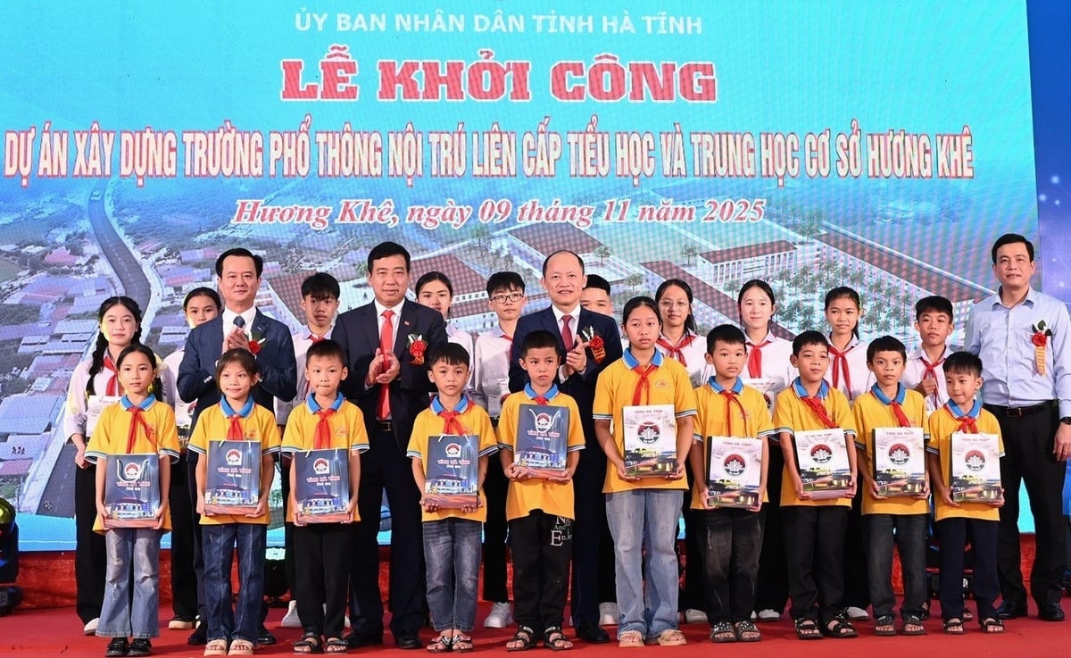 ថ្នាក់ដឹកនាំខេត្ត Ha Tinh ប្រគល់អំណោយដល់សិស្សសាលាបឋមសិក្សា Phu Gia ឃុំ Huong Khe។ រូបថត៖ BHT ។ Lãnh đạo tỉnh Hà Tĩnh trao quà cho học sinh Trường TH&THCS Phú Gia, xã Hương Khê. Ảnh: BHT.