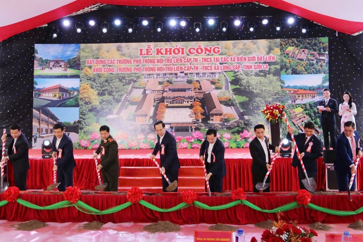 Các đại biểu thực hiện nghi thức khởi công xây dựng Trường phổ thông nội trú liên cấp TH - THCS xã Lóng Sập. Ảnh: Nguyễn Nga.