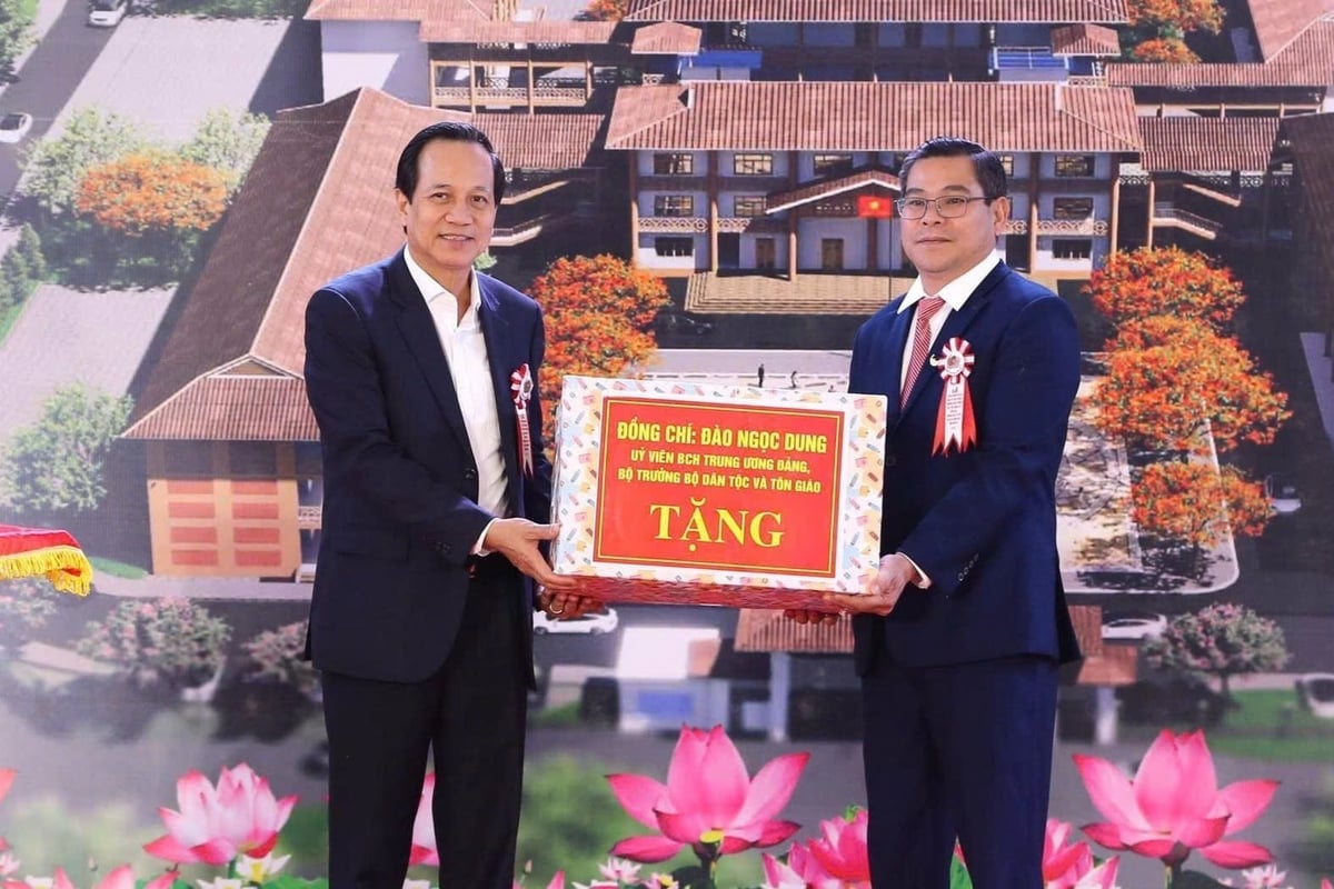 Bộ trưởng Bộ Dân tộc và Tôn giáo tặng quà Trường phổ thông dân tộc bán trú TH và THCS Lóng Sập. Ảnh: Nguyễn Nga.