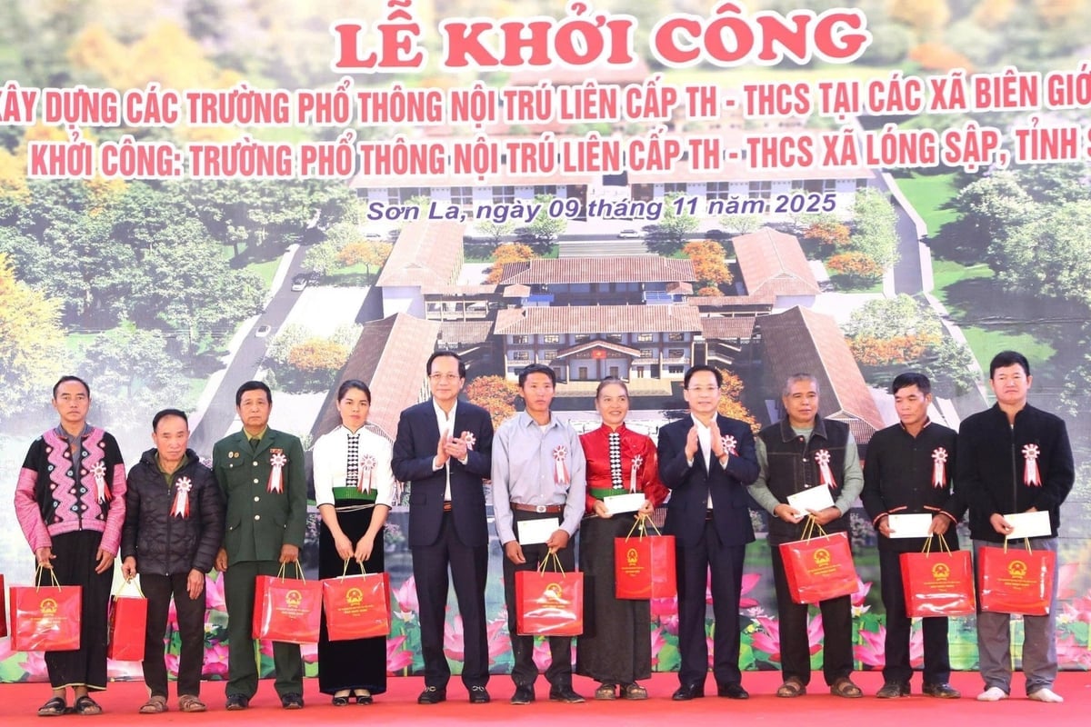 Bộ trưởng Bộ Dân tộc và Tôn giáo và Bí thư Tỉnh ủy Sơn La tặng quà người uy tín xã Lóng Sập. Ảnh: Nguyễn Nga.