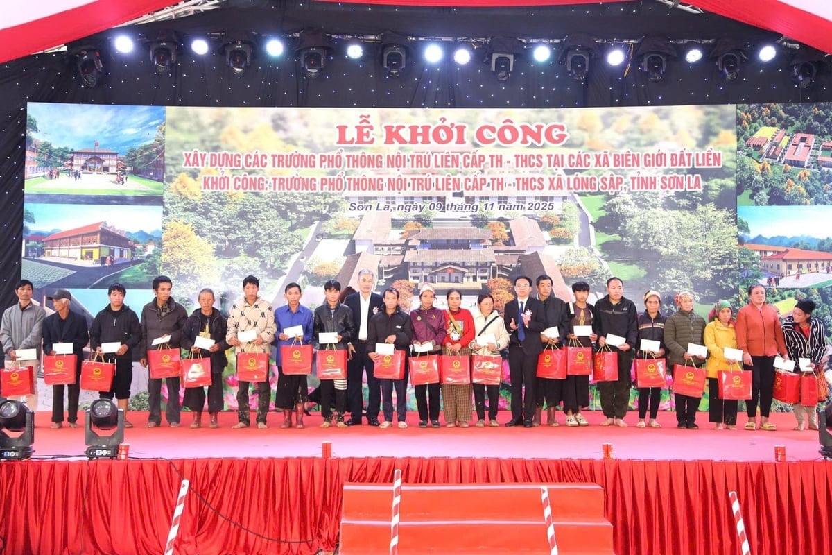 Bộ Dân tộc và Tôn giáo tặng quà các hộ nghèo xã Lóng Sập. Ảnh: Nguyễn Nga.