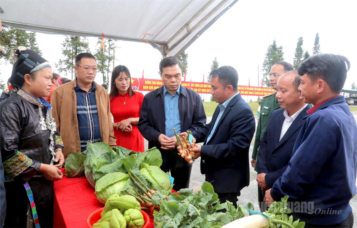 Zástupce tajemníka provinčního výboru strany, předseda provinčního výboru Vietnamské vlastenecké fronty Ma The Hong a delegáti navštívili stánek se zemědělskými produkty ve vesnici.