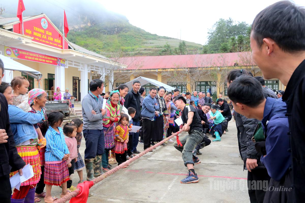 Lidé z vesnice Xin Man si na festivalu užívají lidových her.