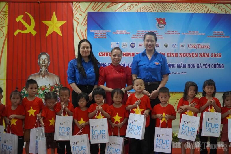 Fru Dang Anh Dao (helt til venstre) på en frivillig tur for Ungdomsforbundet i Departementet for industri og handel i august 2025. Foto: Minh Trang