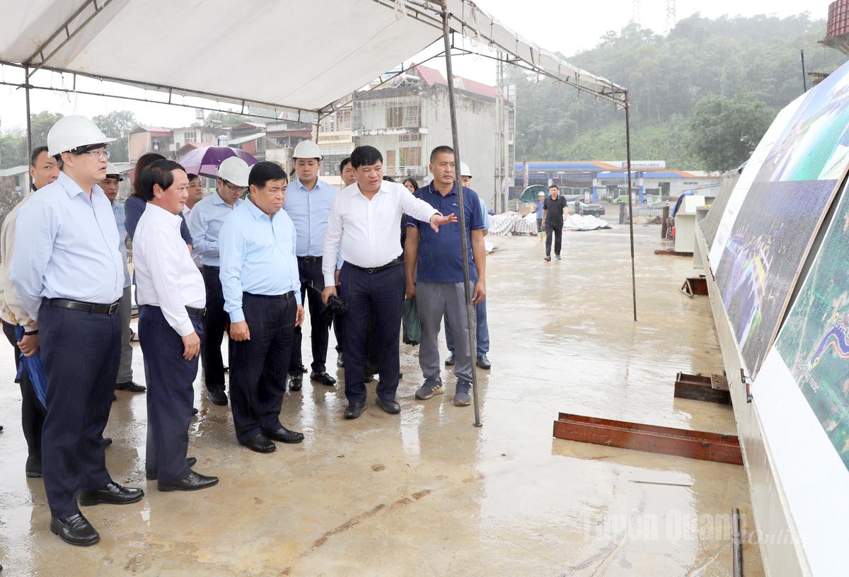 1. نائب وزیر اعظم Nguyen Chi Dung نے Ha Giang 1 وارڈ میں زمین کی تزئین کی تخلیق کے لیے ڈیم پروجیکٹ پر سرمایہ کاروں کی پیش رفت کی رپورٹ سنی۔