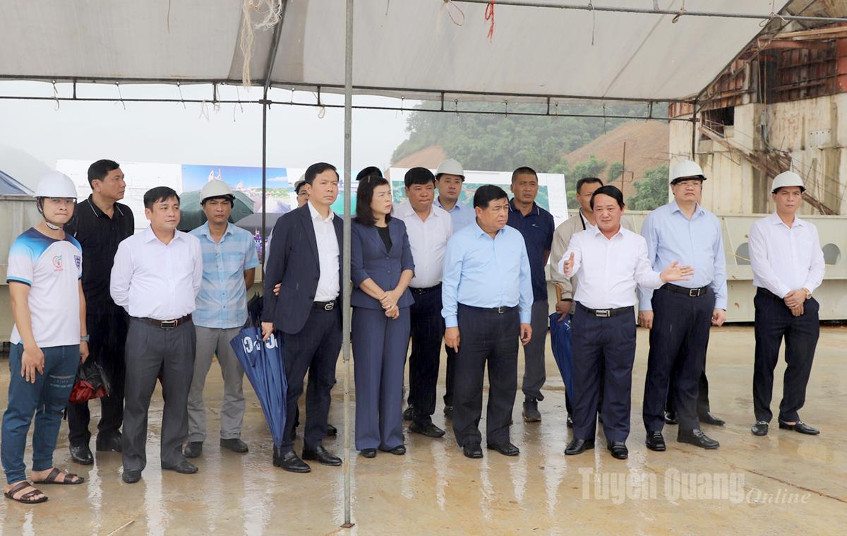 2. نائب وزیر اعظم Nguyen Chi Dung نے ڈیم کے نیچے کی طرف پانی کے بہاؤ کا معائنہ کیا۔