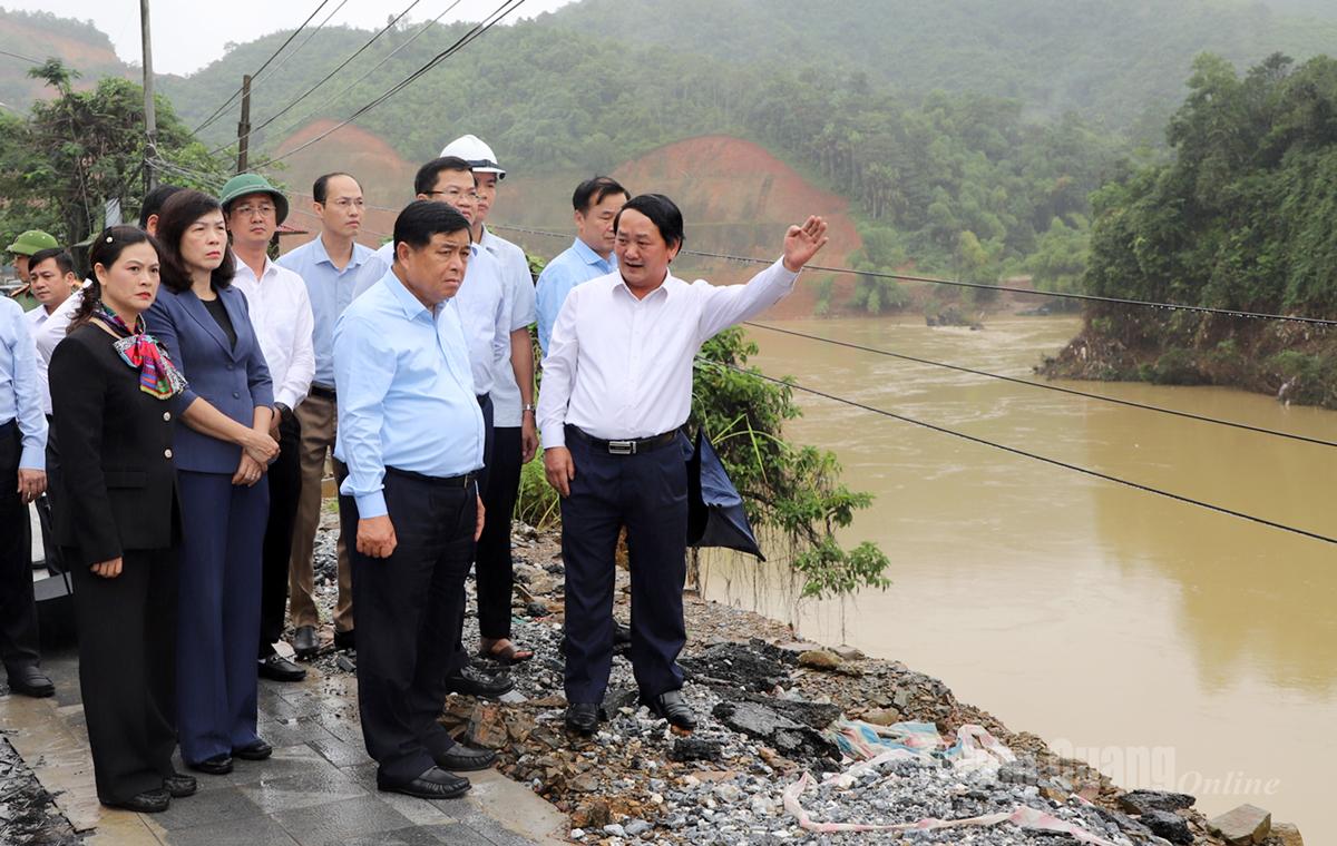 3. نائب وزیر اعظم Nguyen Chi Dung نے قومی شاہراہ 2 پر لینڈ سلائیڈنگ کی صورت حال کا معائنہ کیا (پرانے ہا گیانگ شہر کا پہلا گروپ)