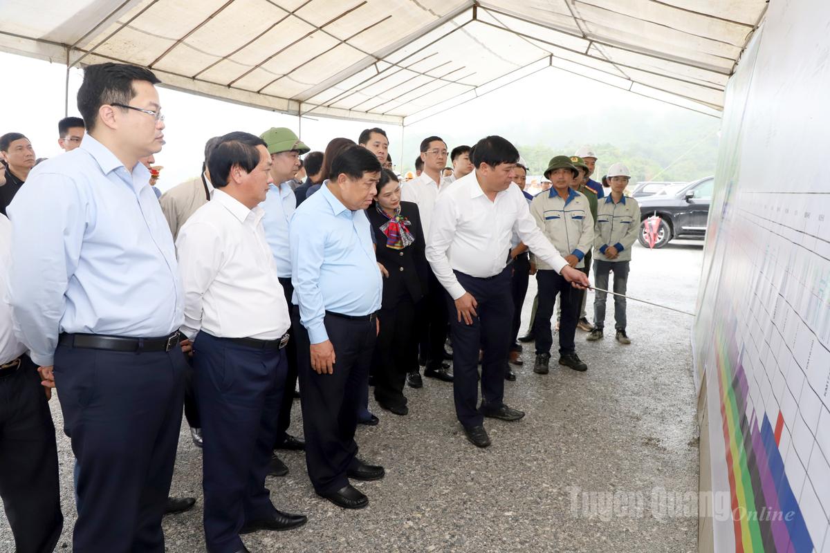 4. نائب وزیر اعظم Nguyen Chi Dung نے Tuyen Quang - Ha Giang Expressway Project (پرانے صوبہ Ha Giang کے حصے) کے نتائج اور تعمیراتی پیشرفت پر سرمایہ کاروں کی رپورٹ سنی۔