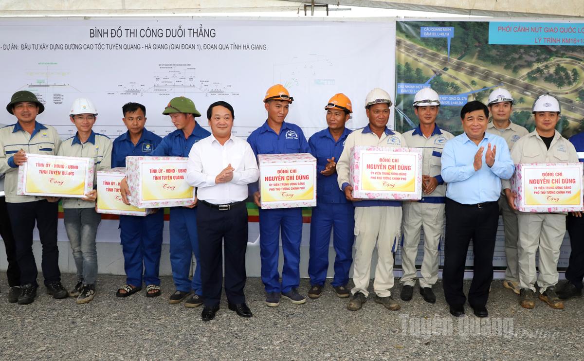 7. نائب وزیراعظم Nguyen Chi Dung اور صوبائی پارٹی سیکرٹری Hau A Lenh نے Tuyen Quang - Ha Giang Expressway Project کے تعمیراتی یونٹس کو تحائف پیش کیے۔