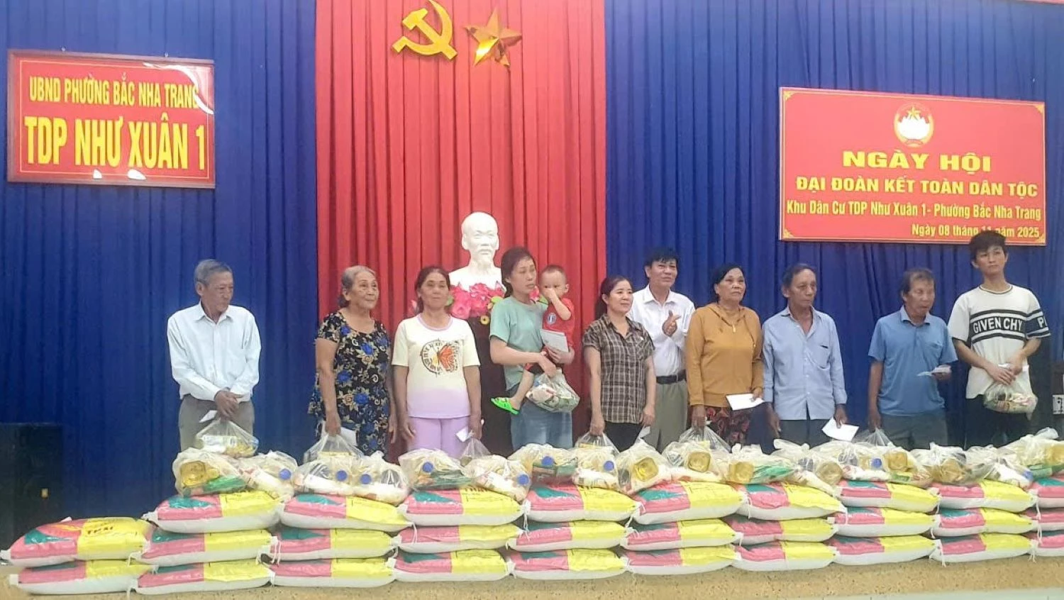 ចែកអំណោយដល់គ្រួសារជិតទីទ័លក្រ និងជួបការលំបាកក្នុងក្រុមលំនៅដ្ឋាន Nhu Xuan ១.