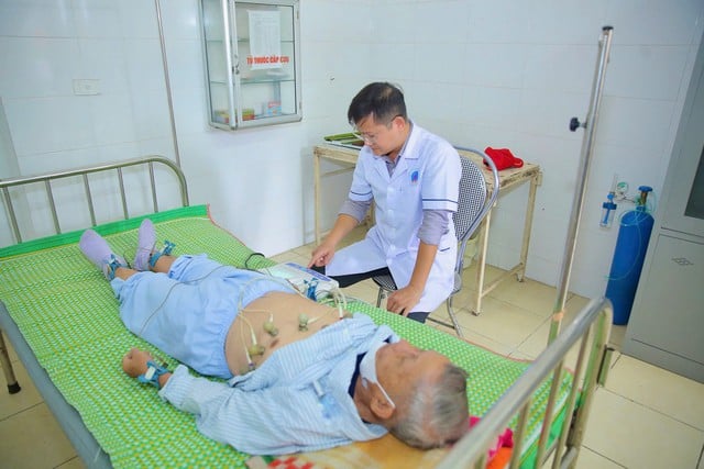 Médicos utilizam IA para rastrear gratuitamente doenças renais crônicas e doenças cardiovasculares em 1.000 moradores de Ninh Binh - Foto 1. Bác sĩ dùng AI sàng lọc miễn phí bệnh thận mạn và tim mạch cho 1.000 người dân Ninh Bình- Ảnh 1.