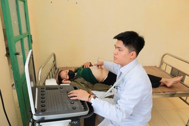 Médicos usam IA para rastrear gratuitamente doenças renais crônicas e doenças cardiovasculares em 1.000 moradores de Ninh Binh - Foto 2. Bác sĩ dùng AI sàng lọc miễn phí bệnh thận mạn và tim mạch cho 1.000 người dân Ninh Bình- Ảnh 2.
