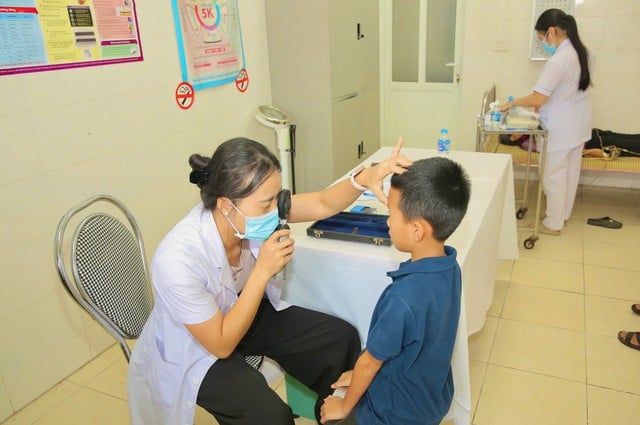 Médicos usam IA para rastrear gratuitamente doenças renais crônicas e doenças cardiovasculares em 1.000 moradores de Ninh Binh - Foto 3. Bác sĩ dùng AI sàng lọc miễn phí bệnh thận mạn và tim mạch cho 1.000 người dân Ninh Bình- Ảnh 3.