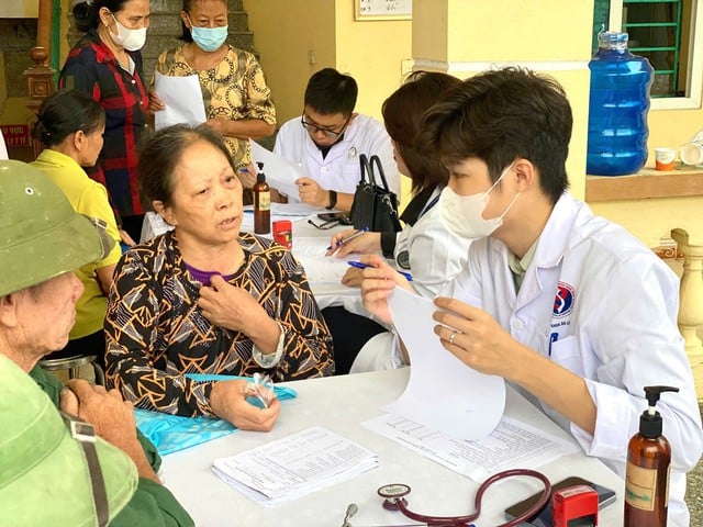 Médicos usam IA para rastrear gratuitamente doenças renais crônicas e doenças cardiovasculares em 1.000 moradores de Ninh Binh - Foto 4. Bác sĩ dùng AI sàng lọc miễn phí bệnh thận mạn và tim mạch cho 1.000 người dân Ninh Bình- Ảnh 4.