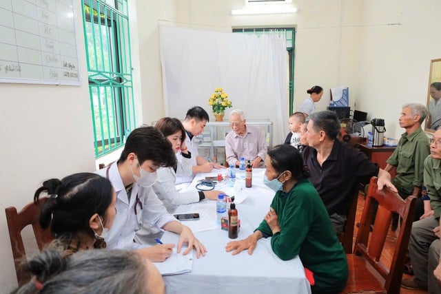 Médicos usam IA para rastrear gratuitamente doenças renais crônicas e doenças cardiovasculares em 1.000 moradores de Ninh Binh - Foto 5. Bác sĩ dùng AI sàng lọc miễn phí bệnh thận mạn và tim mạch cho 1.000 người dân Ninh Bình- Ảnh 5.