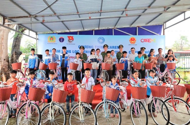 Médicos usam IA para rastrear gratuitamente doenças renais crônicas e doenças cardiovasculares em 1.000 moradores de Ninh Binh - Foto 6. Bác sĩ dùng AI sàng lọc miễn phí bệnh thận mạn và tim mạch cho 1.000 người dân Ninh Bình- Ảnh 6.