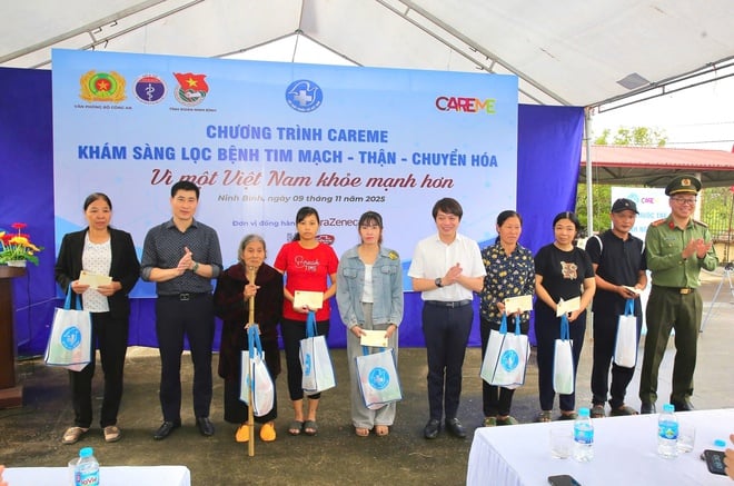 Médicos usam IA para rastrear gratuitamente doenças renais crônicas e doenças cardiovasculares em 1.000 moradores de Ninh Binh - Foto 7. Bác sĩ dùng AI sàng lọc miễn phí bệnh thận mạn và tim mạch cho 1.000 người dân Ninh Bình- Ảnh 7.