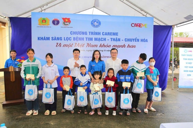Médicos usam IA para rastrear gratuitamente doenças renais crônicas e doenças cardiovasculares em 1.000 moradores de Ninh Binh - Foto 8. Bác sĩ dùng AI sàng lọc miễn phí bệnh thận mạn và tim mạch cho 1.000 người dân Ninh Bình- Ảnh 8.