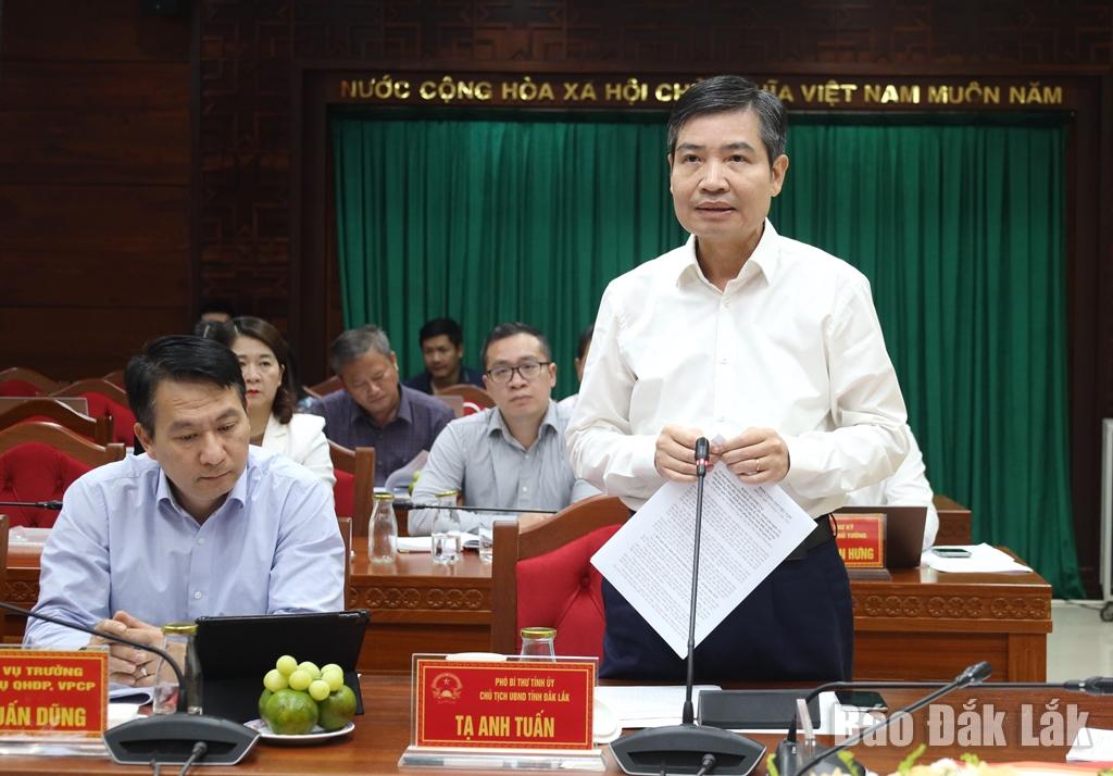 អនុលេខាគណៈកម្មាធិការបក្សខេត្ត ប្រធានគណៈកម្មាធិការប្រជាជនខេត្ត Ta Anh Tuan បានរាយការណ៍អំពីការងារជំនះការខូចខាតដោយសារព្យុះលេខ១៣ និងស្ថានភាពកំណើនសេដ្ឋកិច្ចរបស់ខេត្ត។